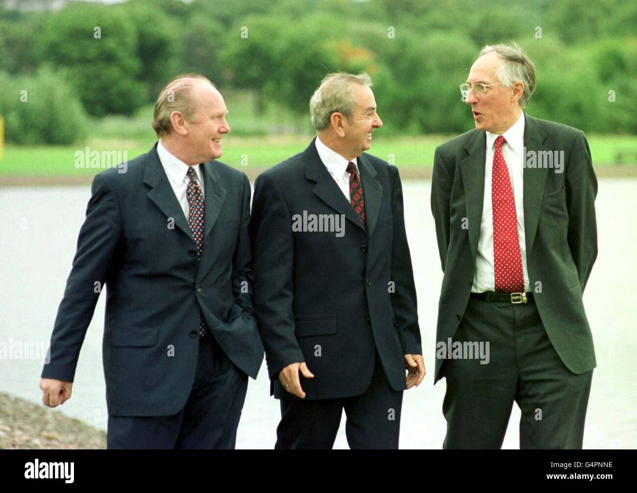 Labour`s Bill Tynan (C) startete seinen Nachwahlkampf`s George Robertsons altem Wahlkreis Hamilton bei Glasgow mit dem schottischen Sekretär Dr. John Reid (L) und Schottlands erstem Minister Donald Dewar im Strathclyde Country Park. Stockfoto